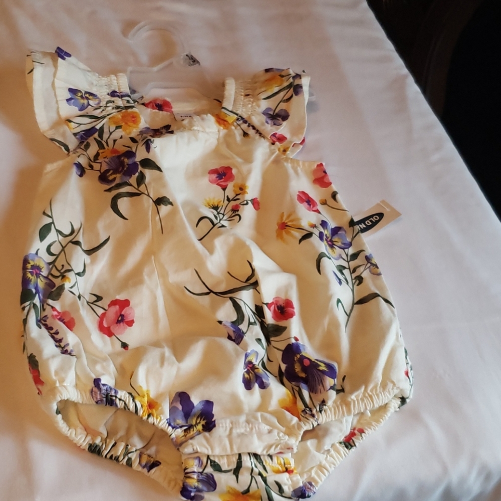 Old Navy Baby girl Romper size 6-12 months